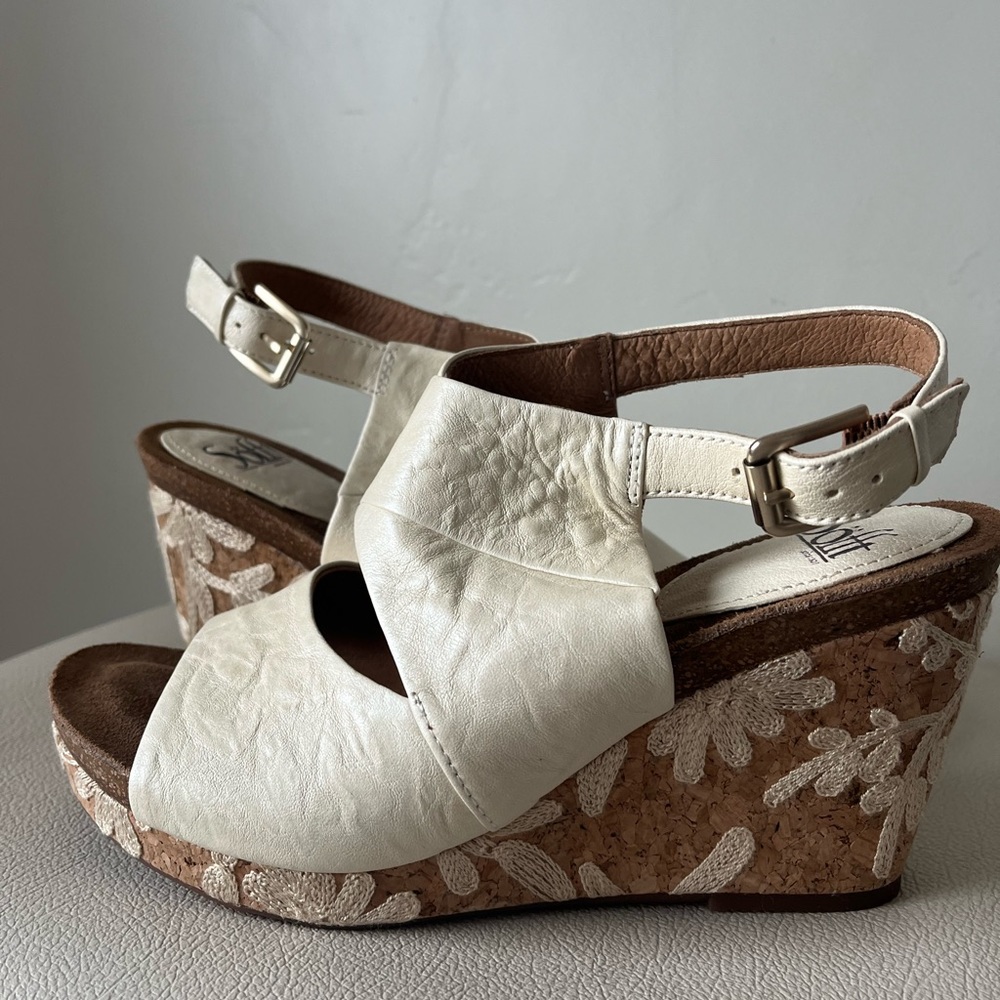 SOFFT Corrina Women’s Latte Leather Ankle Strap Wedge Sandals Size 9